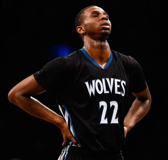 这雪有点大，欧冠赛前一名挪威记者在博德闪耀的球场边线处滑雪（大雪纷飞，欧冠赛前挪威记者在博德闪耀场边滑雪）