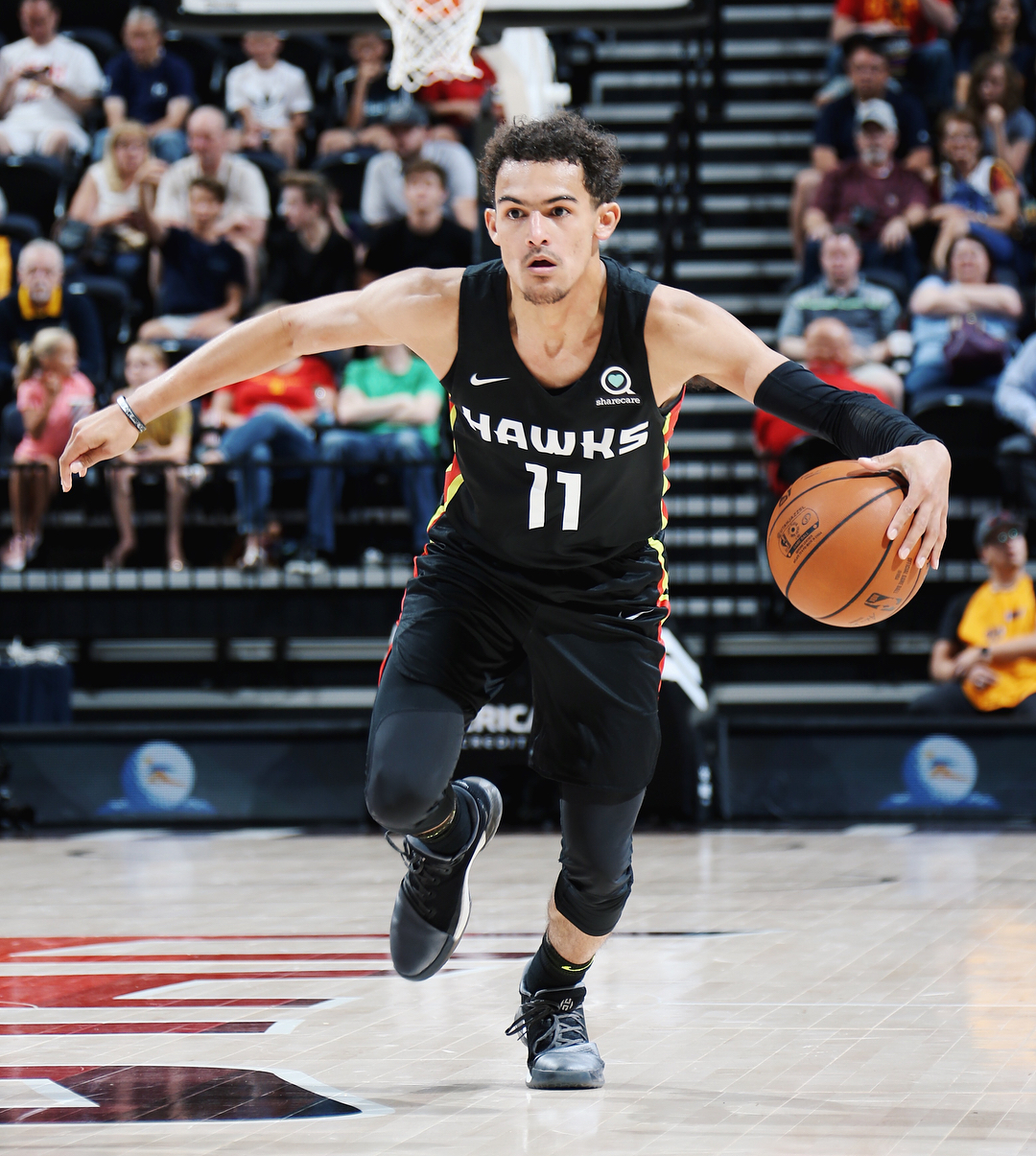 泰州队“苏超”冠军奖杯开启全市巡展，第一站在海陵老街（泰州队“苏超”冠军奖杯全市巡展启幕，首站海陵老街）