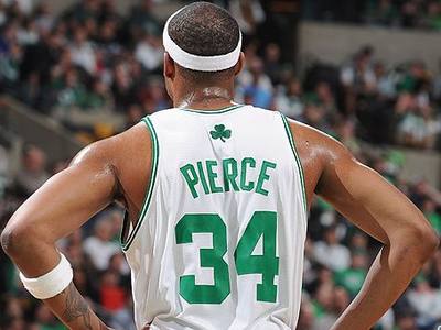 巴萨在回归诺坎普公开训练时，球场周围还架着很多塔吊（巴萨重回诺坎普开放训练，场馆周边塔吊林立）