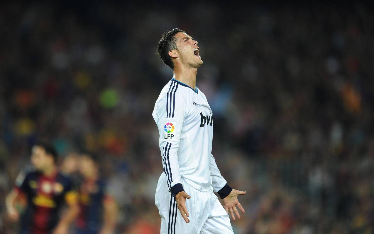 转会市场风云再起！萨拉赫或赴沙特联赛，拜仁豪门相中英格兰新星（足坛转会再起波澜：萨拉赫或转战沙特联，拜仁看上英格兰新星）