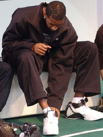 足球报：国安亚冠出局后，有球迷退了足协杯决赛的门票与酒店（足球报：亚冠出局后，部分国安球迷退订足协杯决赛门票和酒店）